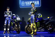 I piloti della Yamaha Valentino Rossi e Maverick Vinales nella presentazione ufficiale.