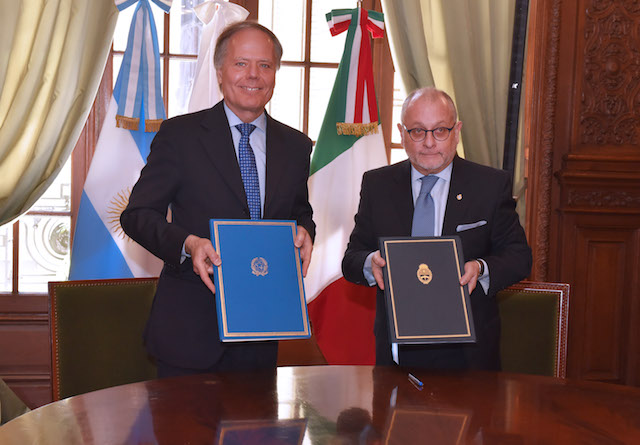I Ministri degli Affari Esteri argentino Jorge Faurie e italiano Enzo Moavero Milanesi mostrano i protocolli d'intesa firmati