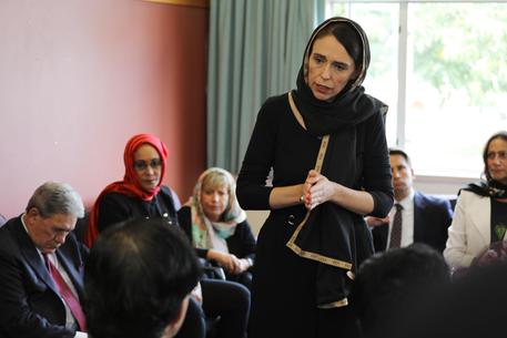 Il primo Ministro della Nuova Zelanda Jacinda Ardern incontra membri della comunità musulmana dopo la strage.