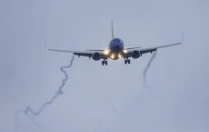 Un Boeing 737 MAX 8 in fase di atterraggio all'aeroporto di Houston.