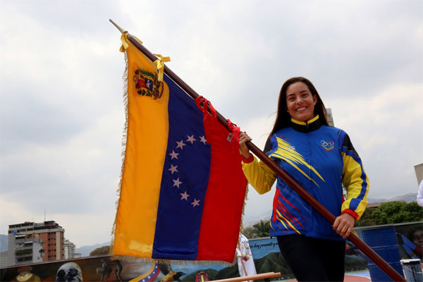 La velista Daniela Rivera con il vessillo della bandiera venezuelana.