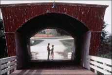 I ponti di Madison County: una scena del film con il ponte in primo piano.