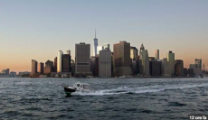 In questa foto del 19 ottobre 2017, una barca attraversa il porto di New York. Manhattan
