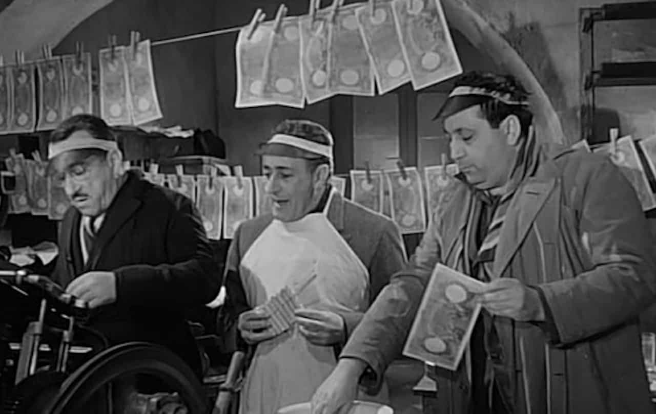 La banda degli onesti: un'immagine del film con Totò e Peppino De Filippo, in cui stampano banconote false in casa.