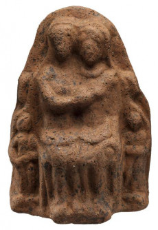 Statua di terracotta simbolo della mostra "Mæternità"