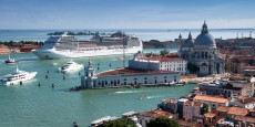 Il porto di Venezia con una nave da crociera in transito.