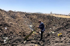 Il Ceo della compagnia aerea Ethiopian Ailines, Tewolde GebreMariam, sul luogo dell'incidente