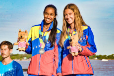 Nella foto le due venezuelane, Valentina Carrero e Fabiola Ríos, che hanno vinto l'argento nel tennis spiaggia doppi
