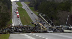 Una torre in ferro schiantata a terra sulla U.S. Route 280. Alabama