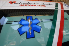 Un'ambulanza del 118, il vetro dello sportellone col simbolo di Ippocrate. Artista aggredito