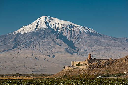 Una veduta del monte Ararat con la cima innevata.
