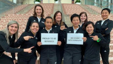 La foto delle donne arbitro impegnate a Doha nella preparazione in vista dei mondiali di calcio femminile con due cartelli "noi stiamo con Annalisa, orgogliose di essere arbitri, Forza Annalisa".