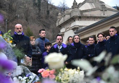 Un momento della cerimonia in commemorazione di Davide Astori con giocatori e staff della Fiorentina.