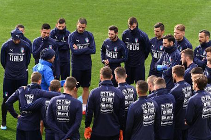 Roberto Mancini, al centro del gruppo, catechizza gli azzurri durante l'allenamento a Coverciano.