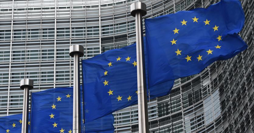 Bandiere dell'Europa sventolano di fronte alla sede del Consiglio d'Europa.