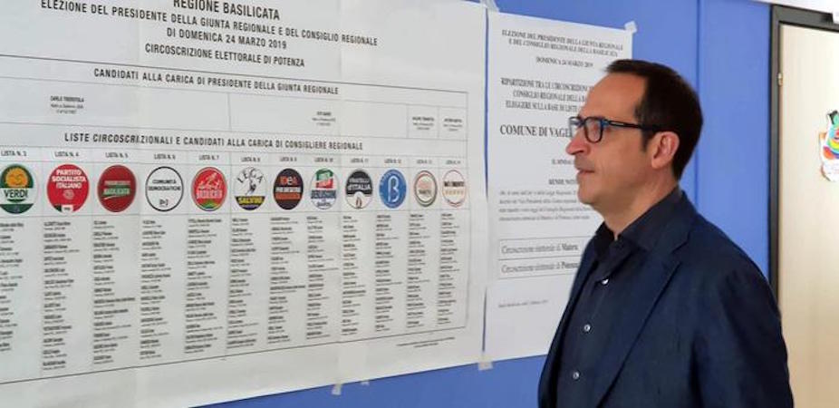 Il candidato presidente del M5S, Antonio Mattia, durante le operazioni di voto per le regionali della Basilicata a Vaglio Basilicata (Potenza)