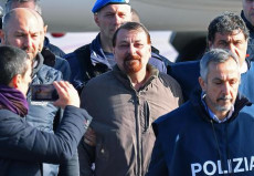 Il terrorista Cesare Battisti al suo arrivo in Italia all'aeroporto di Ciampino.