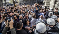 Il dissidente Dragan Djilas arringa la folla durante una manifestazione contro il Presidente Aleksandar Vucic a Belgrado.