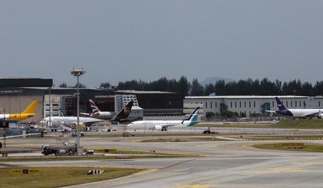 Un Boeing 737 Max 8 (C), simile a quello caduto in Etiopia, sulla pista dell'aeroporto di Singapore.