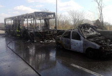 Un fermo immagine tratto da un video dei vigili del fuoco mostra l'autobus dato alle fiamme dall'autista a San Donato Milanese