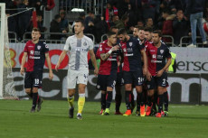 Luca Ceppitelli festeggiato dai compagni di squadra dopo il gol dell'1-0 a favore del Cagliari. Inter