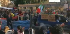 Un fermo immagine con il carro di Carnevale contro i migranti.