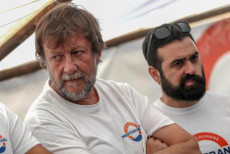 Luca Casarini durante una conferenza stampa organizzata sulla nave Mare Jonio.