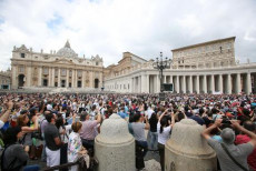 Fedeli a Piazza San Pietro in attesa della benedizione del Papa. Cattolici