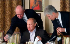 L'oligarca Ievgheni Prigozhin (a sinistra nella foto), noto come "lo chef di Putin".
