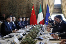 Il Premier Giuseppe Conte e il presidente cinese Xi Jinping al tavolo della firma degli accordi.