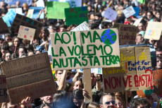 Un momento della "Strike4Climate", manifestazione che sostiene la battaglia in difesa del clima dell'attivista 16enne svedese Greta Thunberg,