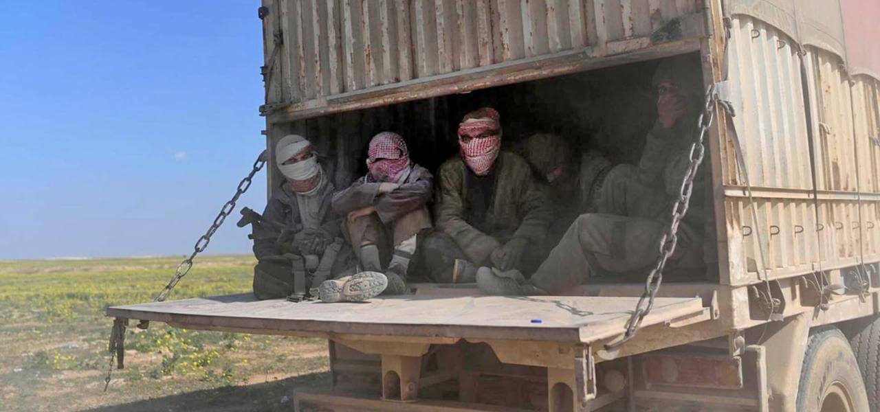 Combattenti curdi contro l'Isis trasportati su un camion.