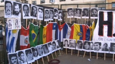 Esposizione di foto di italiani desaparecidos in Sudamerica e bandiere degli Stati.