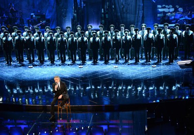 Toto' Cutugno durante uno spettacolo, alle spalle il coro dell'Armata Rossa.