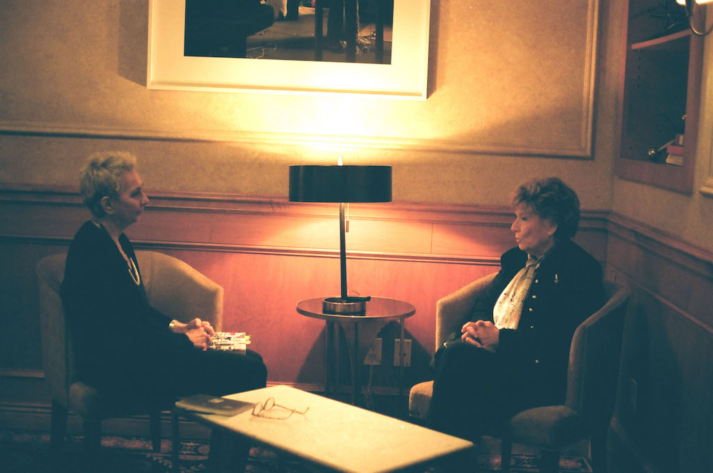 Dacia Maraini con la giornalista Mariza Bafile durante l'intervista.