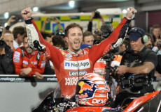 Andrea Dovizioso festeggia la vittoria con la sua Ducati.
