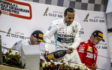 Lewis Hamilton, pilota della Mercedes AMG GP, festeggia la vittoria al GP di Bahrain. Sul podia anche Charles Leclerc della Ferrari, terzo.