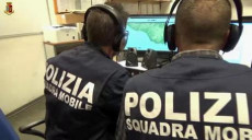 Due agenti di Polizia intercettano al computer le chat e le chiamate telefoniche