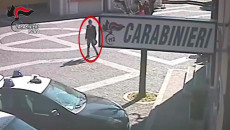 Il falso poliziotto intercettato dai Carabinieri mentre passa nella Piazza principale di Agosta.