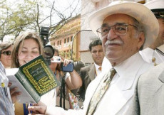In una foto del 26 Marzo 2007 Gabriel Garcia Márquez autografa un'edizione speciale del suo libro "Cent'anni di solitudine" a Cartagena della India, Colombia. Netflix