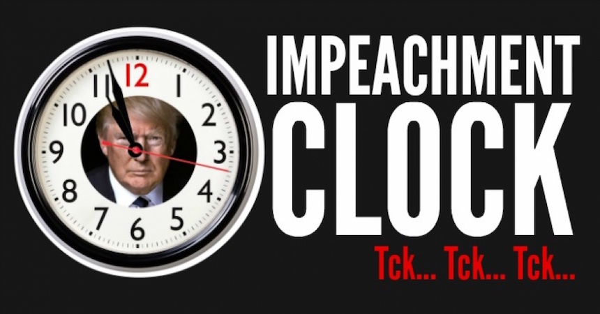 Un orologio con la faccia di Trump e la scritta "Impeachment clock"