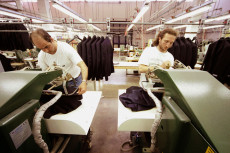 In una foto d'archivio Dino Nardiello, imprenditore tessile a Grumo Nevano (Napoli) e un operaio. Confindustria