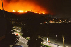 Una foto tratta dal profilo Twitter di Giovanni Toti mostra l'incendio che si è sviluppato a Cogoleto.