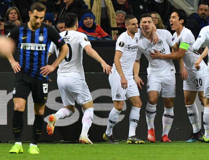 I giocatori dell'Eintracht Frankfurt festeggiano l'autore del gol dell'1-0 contro l'Inter, Luka Jovic.