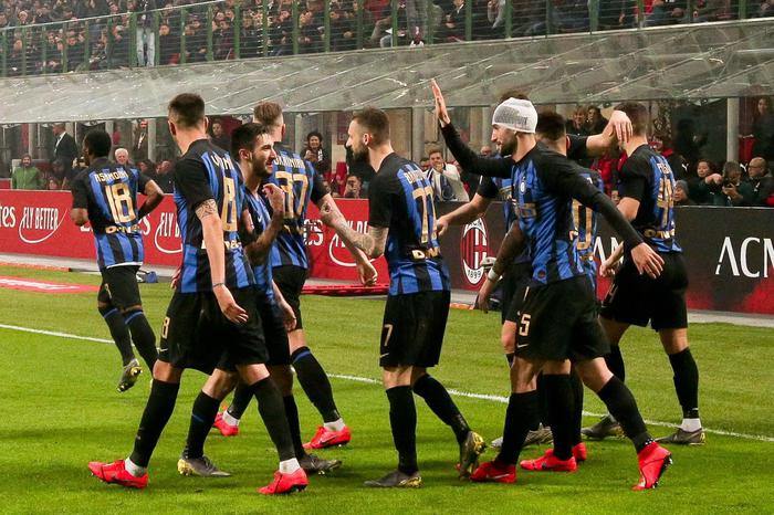 I giocatori dell'Inter festeggiano dopo il gol di Lautaro Martinez che sigla la vittoria nel derby.