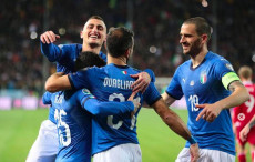 Fabio Quagliarella festeggiato dai compagni di squadra dopo la doppietta contro il Liechtenstein.
