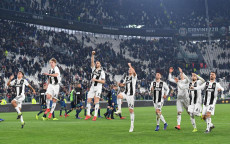 I giocatori della Juventus salutano il pubblico dell'Allianz Stadium a Torino dopo la vittoria sull'Udinese.