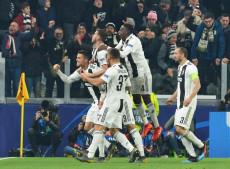 I giocatori della Juventus abbracciano Cristiano Ronaldo dopo il gol del 2'0 contro l'Atletico.