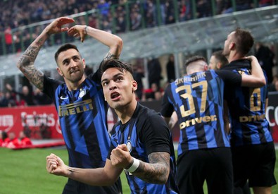 Lautaro Martinez festeggia il gol con i compagni di squadra dell'Inter.