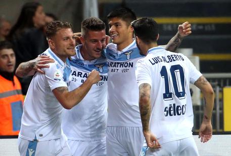 Sergej Milinkovic-Savic festeggiato dai compagni di squadra dopo il gol all'Inter.